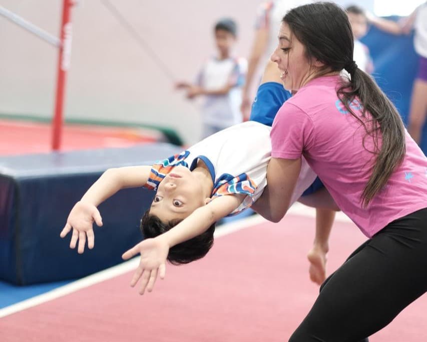 Niños practicando parkour en Moga Gym